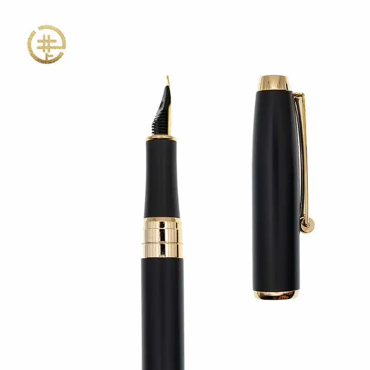 Laad afbeelding in Galerijviewer, Upgrade uw schrijfervaring met de Luxe zwarte acryl vulpen met gouden rand, dop los en punt zichtbaar voor een soepele schrijfervaring.
