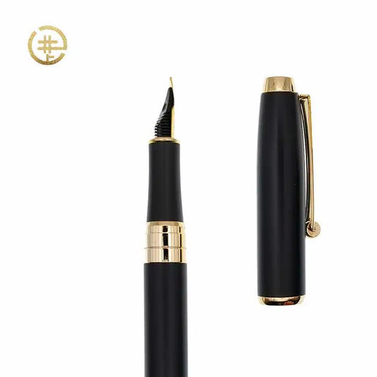 Upgrade uw schrijfervaring met de Luxe zwarte acryl vulpen met gouden rand, dop los en punt zichtbaar voor een soepele schrijfervaring.