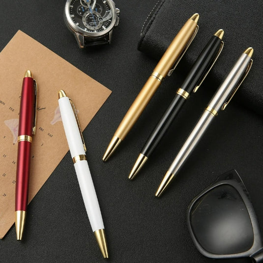 Diverse elegante pennen, waaronder Upgrade uw schrijfervaring met de luxe metalen balpen, naast een horloge, zonnebril en een notitieboekje op een donkere achtergrond.