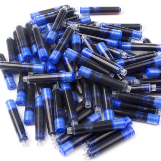 Een stapel blauwe en zwarte Upgrade uw schrijfervaring met deze 2,6 mm/3,4 mm vulpeninktcartridges voor functionele documenten.