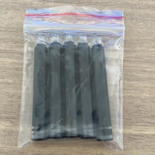 Verzegelde plastic zak met daarin meerdere Upgrade uw schrijfervaring met deze 2,6 mm/3,4 mm vulpeninktcartridges voor een unieke schrijfervaring.