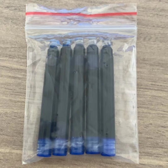Een plastic zak met daarin verschillende pennen met blauwe dop voor functionele documenten. Upgrade uw schrijfervaring met deze 2,6 mm/3,4 mm vulpeninktcartridges.