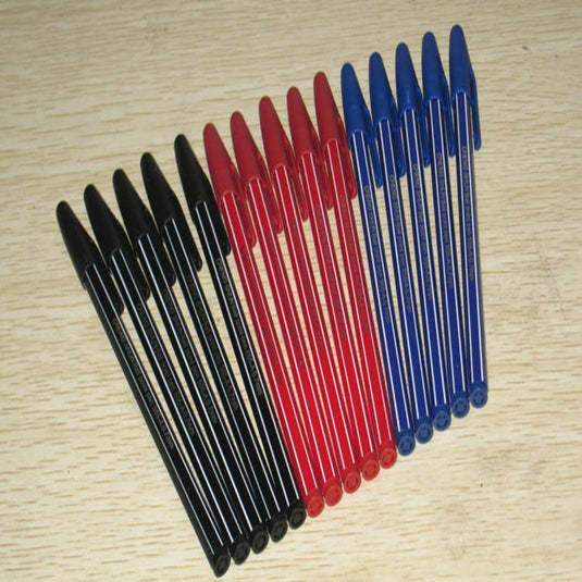 Een collectie van zwarte, rode en blauwe balpennen, gerangschikt op kleur op een houten oppervlak, met duurzame inkt. Verhoog uw productiviteit met onze set van 50 balpennen!