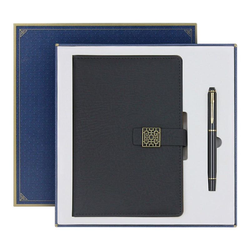 Laad afbeelding in Galerijviewer, Een zwarte, hoogwaardig lederen Verleid uw partners: Luxe geschenkset voor professionals met een duurzame pen, aanwezig op een doos met een blauwe kaft.
