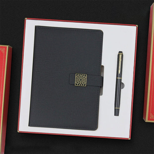 Een zwart, hoogwaardig leren Verleid uw partners: Luxe geschenkset voor professionals met een sluiting, sluiting van een duurzame pen, aanwezig in een geschenkdoos.
