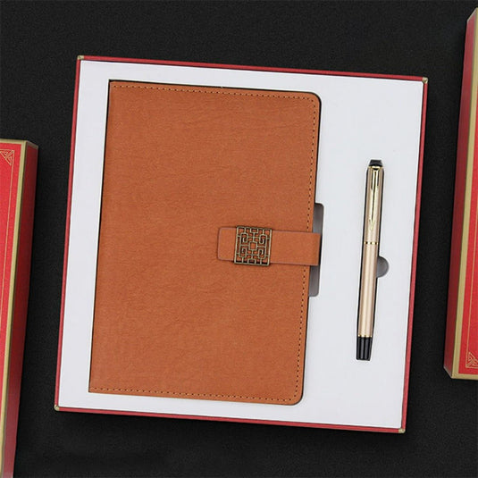Een Verleid uw partners: Luxe geschenkset voor professionals met een duurzame pen op een zwarte ondergrond, geflankeerd door rode boeken met rand.