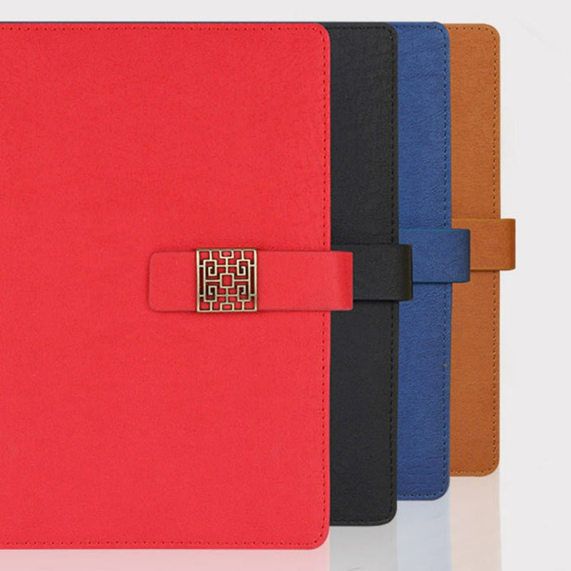 Laad afbeelding in Galerijviewer, Een rij kleurrijke notitieboekjes met kliksluiting, gemaakt door Verleid uw partners: Luxe geschenkset voor professionals, weergegeven in een gespreide opstelling.
