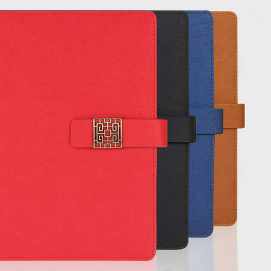 Een rij kleurrijke notitieboekjes met kliksluiting, gemaakt door Verleid uw partners: Luxe geschenkset voor professionals, weergegeven in een gespreide opstelling.