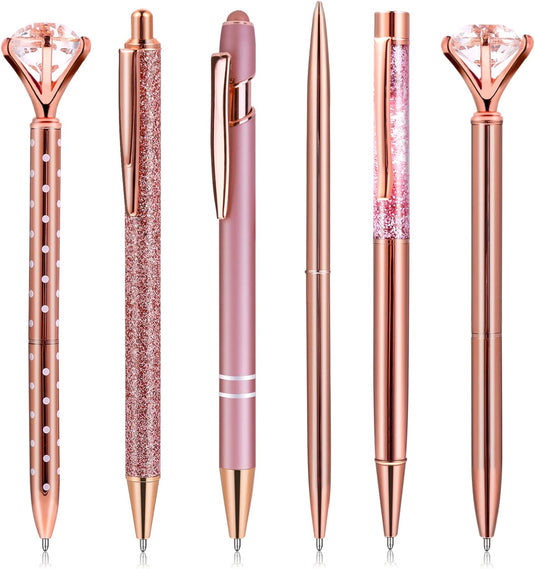 Verleidelijke balpenset: Voeg een elementaire glamour toe aan uw schrijfwerk met deze set van vijf gestileerde roségouden balpennen met decoratieve elementen en accenten die lijken op edelstenen.