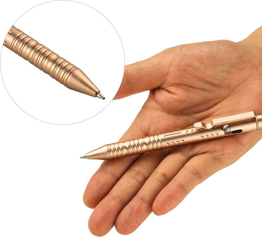 Een hand houdt een Verleidelijke Bolt Action-pen vast met een gedetailleerde close-up van de penpunt.