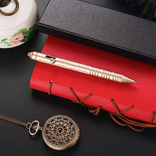 Een elegante Verleidelijke grendelpen op een rood notitieboekje naast een zakhorloge en een gebloemd theekopje.