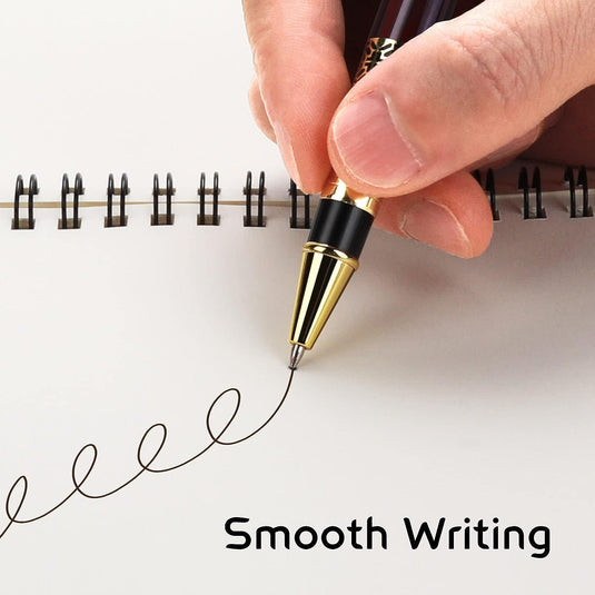 Een hand die een Verleidelijke luxe balpen vasthoudt, demonstreert soepel schrijven op papier, met het onderschrift 'glad schrijven.