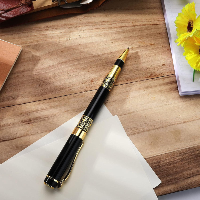 Laad afbeelding in Galerijviewer, Een elegante Verleidelijke luxe balpen met comfortabele grip rust op een vel papier op een houten bureau omringd door briefpapier en een gele bloem.
