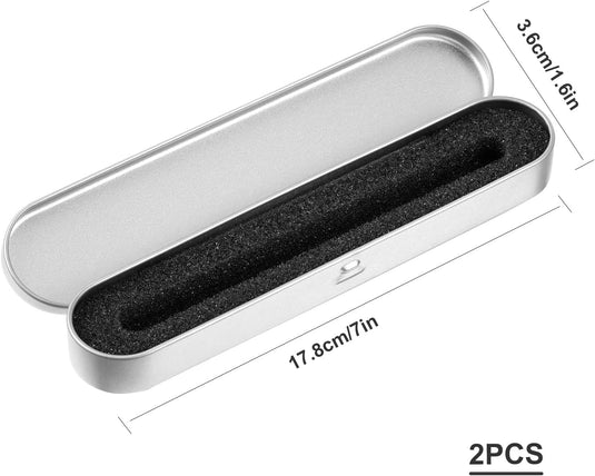 Verleidelijke metalen pennenetui met een zwarte schuiminzet en afmetingen gelabeld, geïsoleerd op een witte achtergrond.