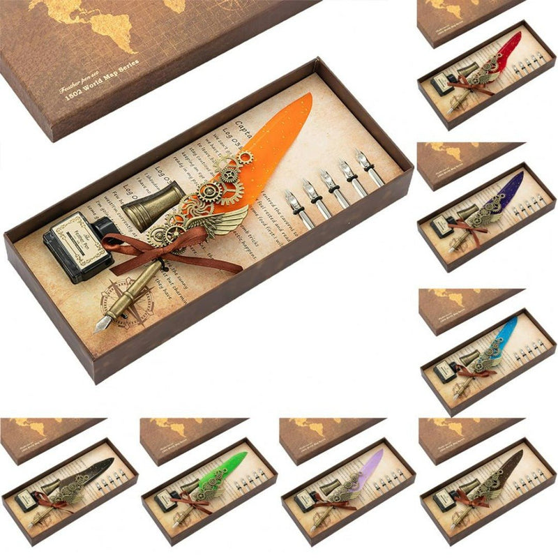 Laad afbeelding in Galerijviewer, Verlevendig je schrijfervaring met onze steampunk vulpen set, een verzameling decoratieve libelle-vormige pennen met verwisselbare penpunten, tentoongesteld in een doos met een vintage kaartontwerp.
