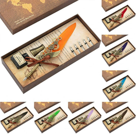 Verlevendig je schrijfervaring met onze steampunk vulpen set, een verzameling decoratieve libelle-vormige pennen met verwisselbare penpunten, tentoongesteld in een doos met een vintage kaartontwerp.