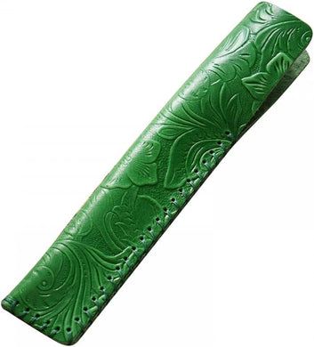 Groene leren boekenlegger met reliëf en bloemmotief, gemaakt van vintage lederen pennenhouder: de perfecte manier om uw pennen te beschermen en te stylen.