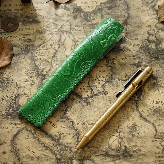 De perfecte manier om uw pennen te beschermen en te stylen naast een koperen pen op een vintage kaartachtergrond.