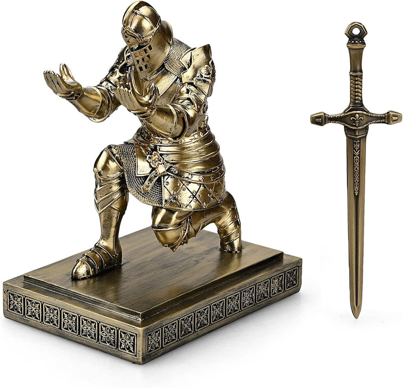 Laad afbeelding in Galerijviewer, Bronzen ridderbeeld geknield met een zwaard ernaast geplaatst op een houten voet, dienend als vintage ridderpennenhouder: een stijlvolle en functionele manier om uw bureau te decoreren en te organiseren.
