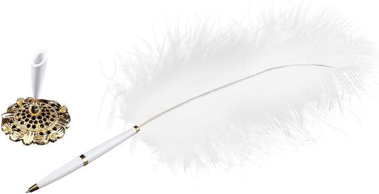 Verleid uw handtekening met een bijna vintage elegantie ganzenveer naast een sierlijke metalen inktpot op een witte achtergrond, perfect voor kalligrafie.