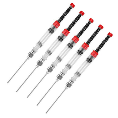 Een set van zes injectienaalden met rode doppen op een witte achtergrond voor Vul uw vulpen gemakkelijk en efficiënt met de vulpen inktnaaldset.