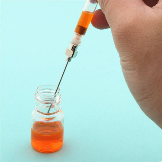 Medicijnen opzuigen uit een flesje met een injectiespuit is vergelijkbaar met het moeiteloos en efficiënt vullen van uw vulpen met de vulpeninktnaaldset.